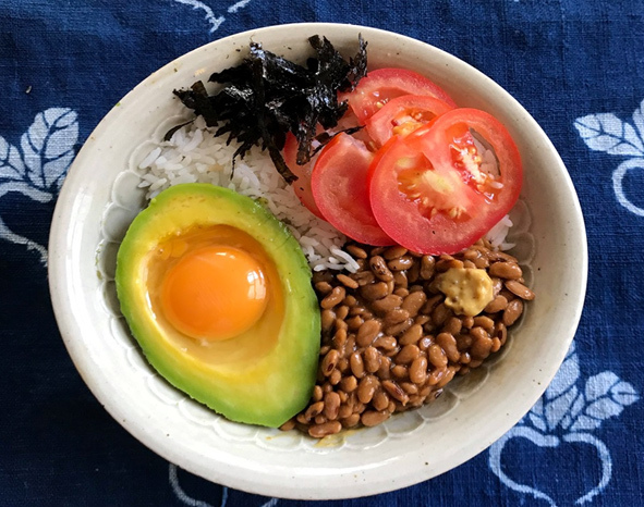 Cơm trộn Natto nặng mùi, chị em vẫn nghiền